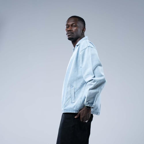 قميص جينز أوفرسايز بياقة مفتوحة وقصة ريجلان وحواف...