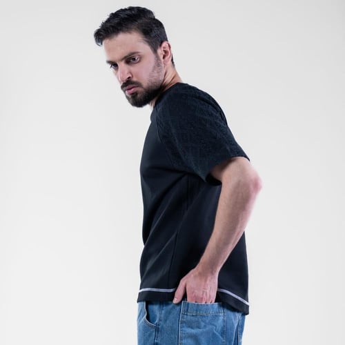 تيشيرت اوفرسايز خامه طبية منقوشة بتصميم شبكي هندسي...