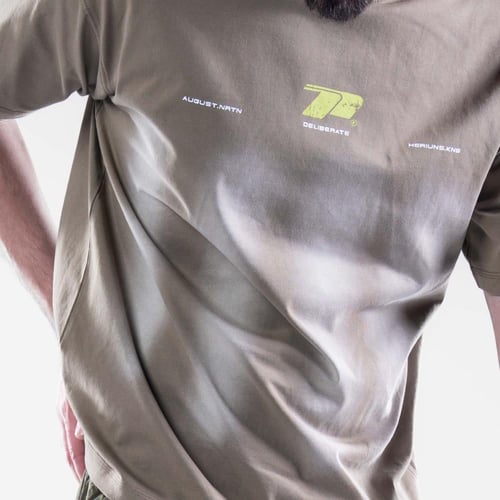 تيشيرت كاجوال قصة عادية بطبعات امامية صغيرة وطبعة...