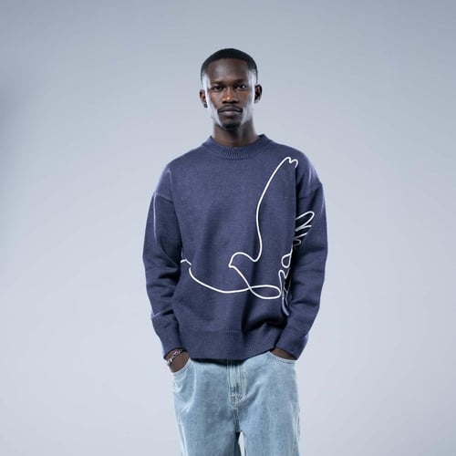 سويتر اوفرسايز برسمة طائر باللون الابيض بخطوط كلاس...