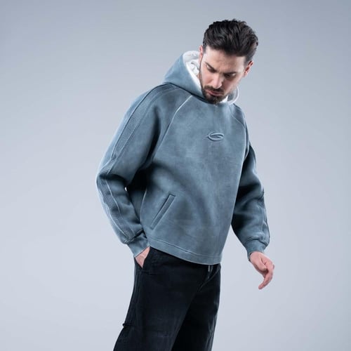 هودي أوفرسايز بقبعة داخلية بلون مغاير وشعار وتأثير...