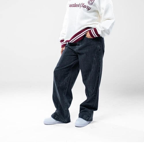 بنطلون جينز أوفرسايز بخصر ثابت وقصة ساق عريضة ومست...