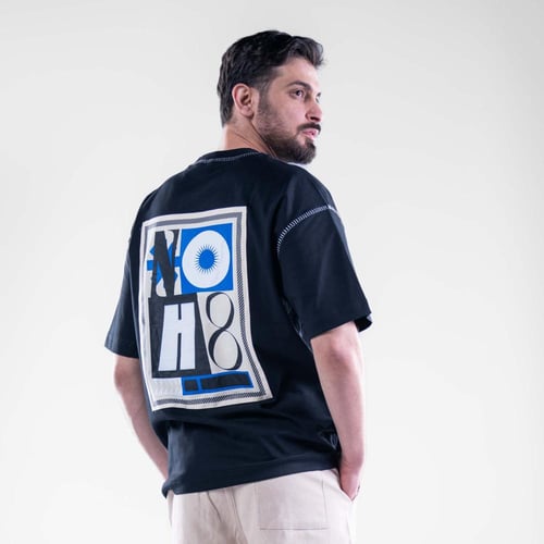 تيشيرت اوفرسايز خامه طبية بطبعة خلفية كبيرة - اسود