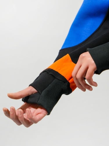 هودي مميز بألوان متعددة مع قصة الاصبع - اسود