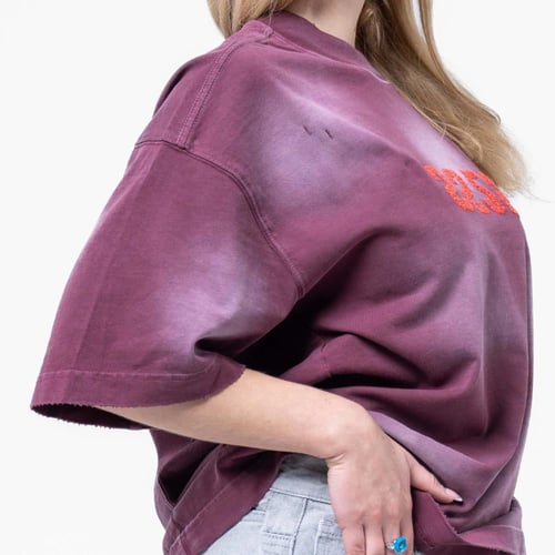 تيشيرت اوفرسايز بكتابه رقمية اماميه بارزة- أحمر غا...