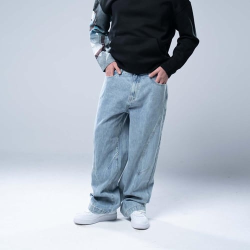 بنطلون جينز أوفرسايز بخصر ثابت وقصة ساق عريضة ومست...