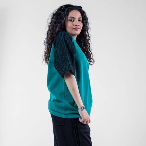 تيشيرت اوفرسايز خامه طبية منقوشة بتصميم شبكي هندسي...