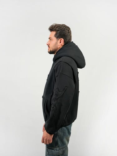 هودي بتطريز بارز مع جيوب - اسود