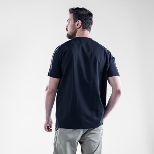 تيشيرت قصه بسيطه بطبعه سواج - اسود