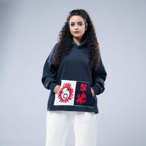 هودي واسع بكاب ازرق بتطريز رقع ملونة مختلفة