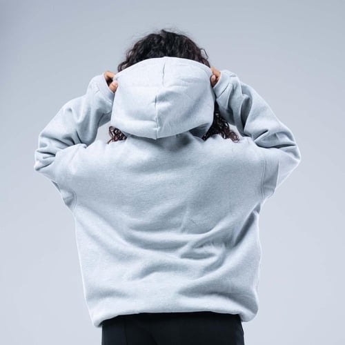 هودي واسع بكاب وطباعة سوداء حادة - رمادي