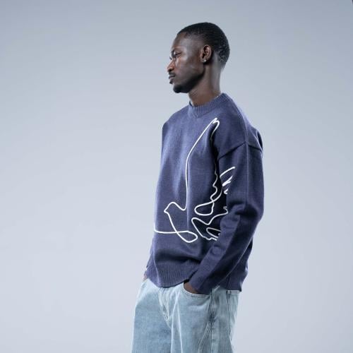 سويتر اوفرسايز برسمة طائر باللون الابيض بخطوط كلاس...