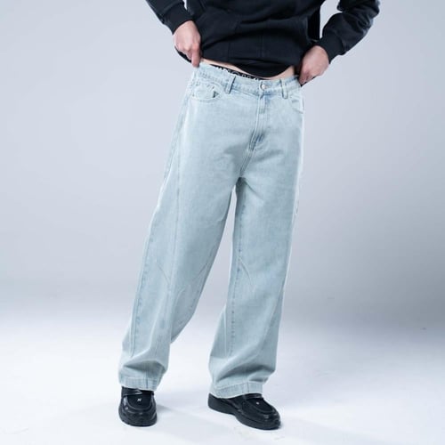 بنطلون جينز أوفرسايز بخصر ثابت وقصة ساق عريضة ومست...