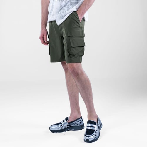 شورت كارجو باراشوت بخامة خفيفة وجيوب جانبية متعددة...