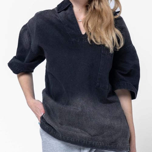 قميص الوان مدرجه و جيب امامى مربع - أسود