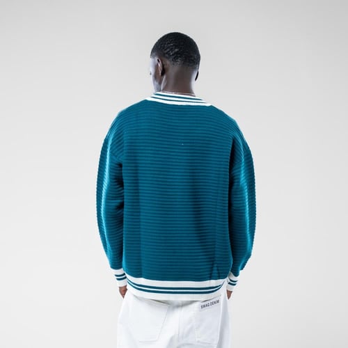 سويتر اوفرسايز مضلع وياقة v بخطين أبيض - ازرق