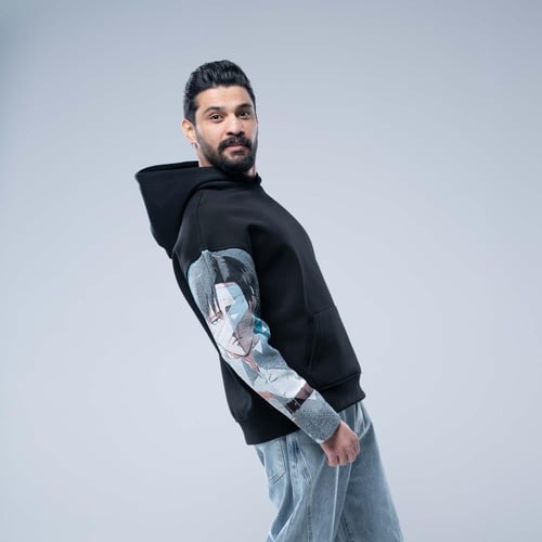 هودي سادة أوفرسايز بقبعة وطباعة أنمي مختلفة على ال...