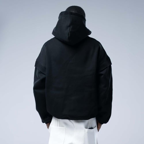 هودي واسع بكاب وطباعة بيضاء حادة - اسود