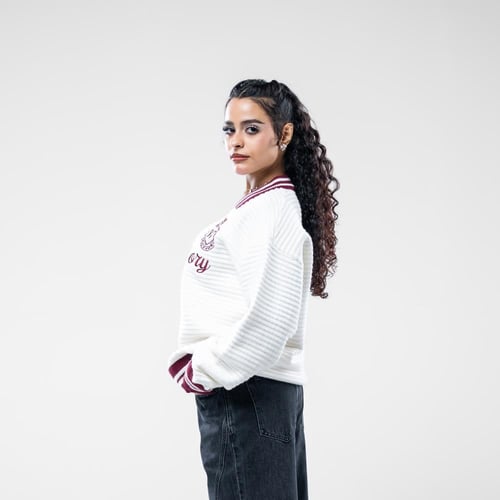 سويتر اوفرسايز مضلع وياقة v بخطين نبيتى- ابيض