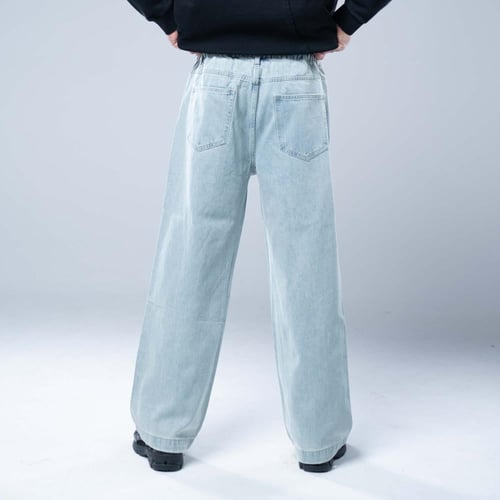 بنطلون جينز أوفرسايز بخصر ثابت وقصة ساق عريضة ومست...