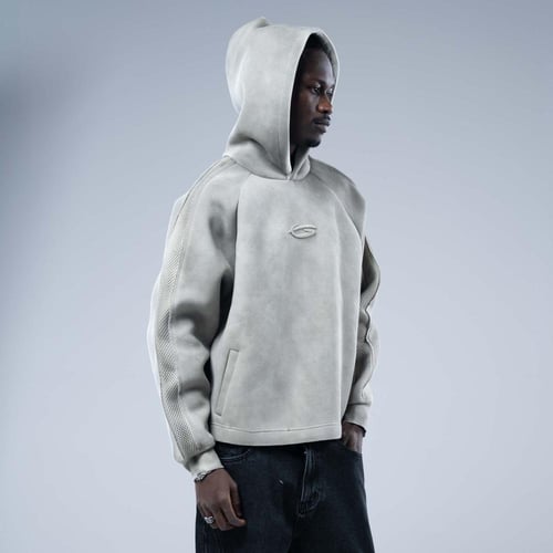 هودي أوفرسايز بقصة ريجلان وشعار مطرز وتأثير مغسول...