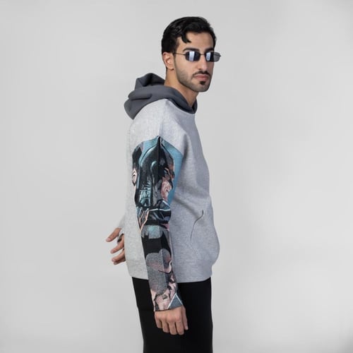 هودي مع كاب رمادي غامق اوفر سايز الكم الايمن انمى...