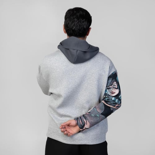 هودي مع كاب رمادي غامق اوفر سايز الكم الايمن انمى...