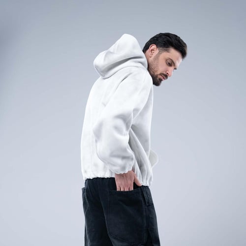 هودي أوفرسايز بشعار مطبوع ببروز وجيب كانغارو وحافة...