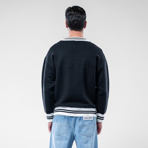 سويتر اوفرسايز مضلع وياقة v بخطين أبيض - اسود