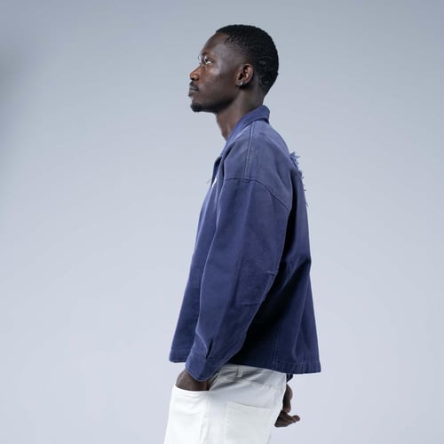 جاكيت أوفرسايز بسحاب أمامي وتطريز على الصدر وتفاصي...