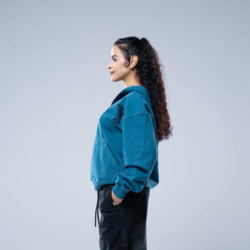 هودي اوفرسايز بسحاب عند فتحة الرقبة وجيبين منفصلين...