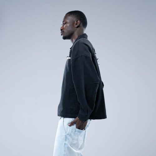 جاكيت أوفرسايز بسحاب أمامي وتطريز على الصدر وتفاصي...