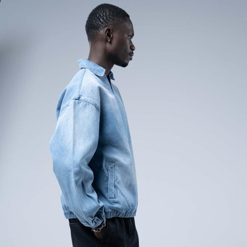 قميص جينز أوفرسايز بفتحة صدر وقصة ريجلان وحواف مطا...