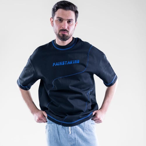 تيشيرت اوفرسايز بطبعه امامية صغيرة وخطوط انسيابية...