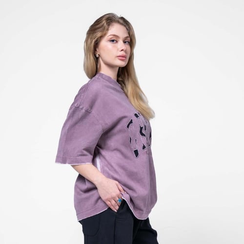 تيشرت بكتابه اماميه مميزه ورقبة دائرية - بنفسجي