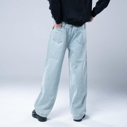 بنطلون جينز أوفرسايز بخصر ثابت وقصة ساق عريضة ومست...