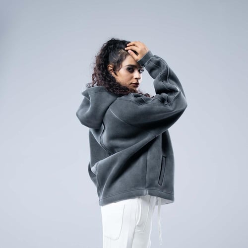 هودي أوفرسايز بقصة ريجلان وشعار مطرز وتأثير مغسول...