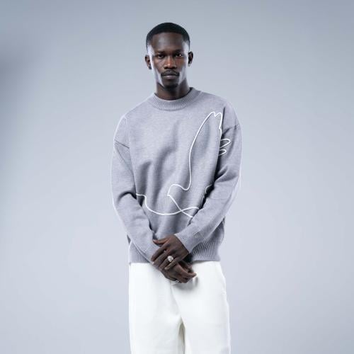 سويتر اوفرسايز برسمة طائر باللون الابيض بخطوط كلاس...