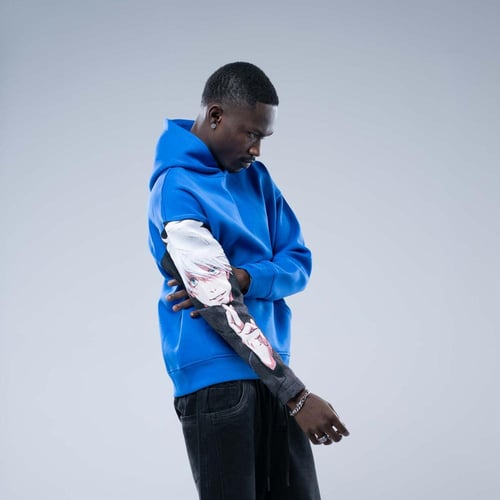 هودي سادة أوفرسايز بقبعة وطباعة أنمي مختلفة على ال...