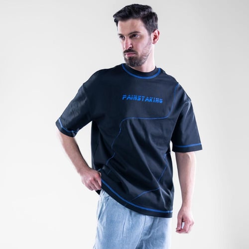 تيشيرت اوفرسايز بطبعه امامية صغيرة وخطوط انسيابية...