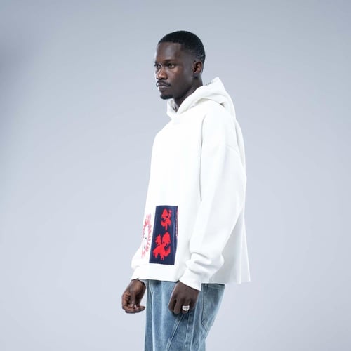 هودي واسع بكاب أبيض بتطريز رقع ملونة مختلفة