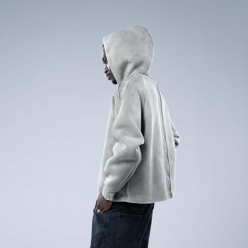 هودي أوفرسايز بقصة ريجلان وشعار مطرز وتأثير مغسول...