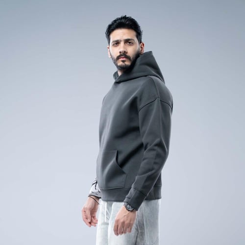 هودي واسع بكاب رمادى ورسمة أنمي على الكم