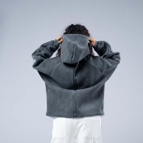 هودي أوفرسايز بقصة ريجلان وشعار مطرز وتأثير مغسول...