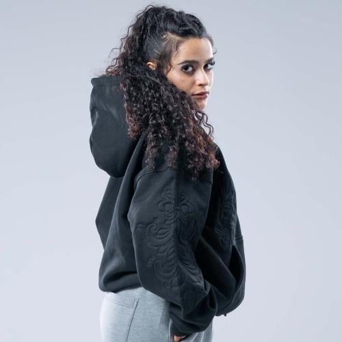 هودي واسع بكاب بتطريز منقوش بارز- اسود