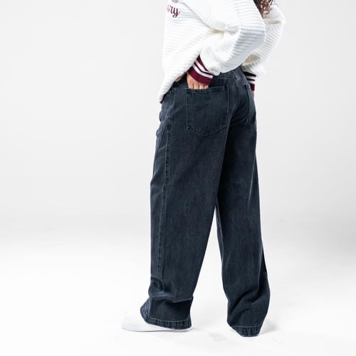 بنطلون جينز أوفرسايز بخصر ثابت وقصة ساق عريضة ومست...