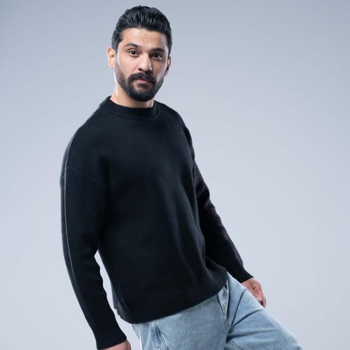 سويتر أوفرسايز بتطريز فني على الكم بقصّة كلاسيكية...