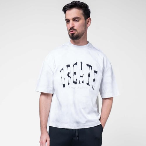 تيشرت بكتابه اماميه مميزه ورقبة دائرية - أبيض