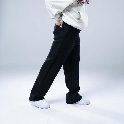 بنطلون واسع أوفرسايز بخصر مطاطي وجيوب أمامية كبيرة...