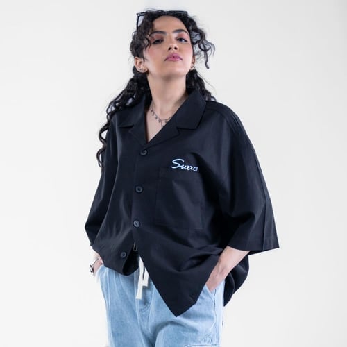 قميص بقصه مربعه وبطبعه مميزة - اسود